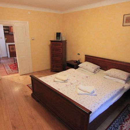 Cool 1 Bedroom Prokopska Apartment In Mala Strana Prag Exterior foto