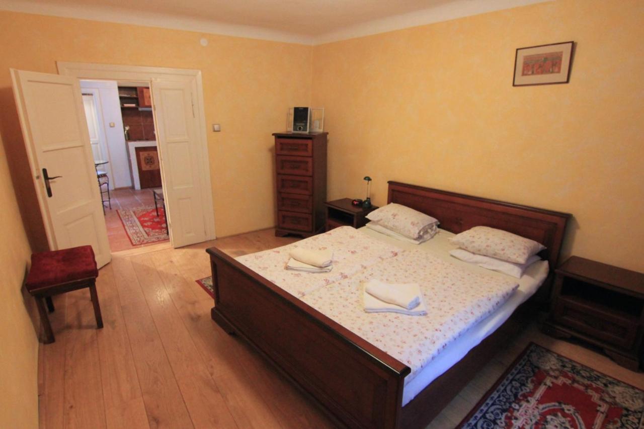 Cool 1 Bedroom Prokopska Apartment In Mala Strana Prag Exterior foto